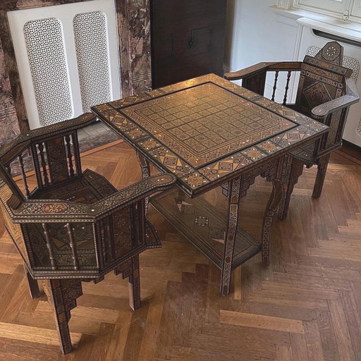 Table de jeu vintage en damas
