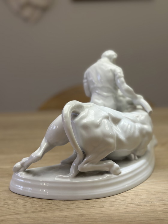 Image 1 of Scultura in porcellana d'epoca – toro con figura – manca un corno – classico oggetto decorativo bianco
