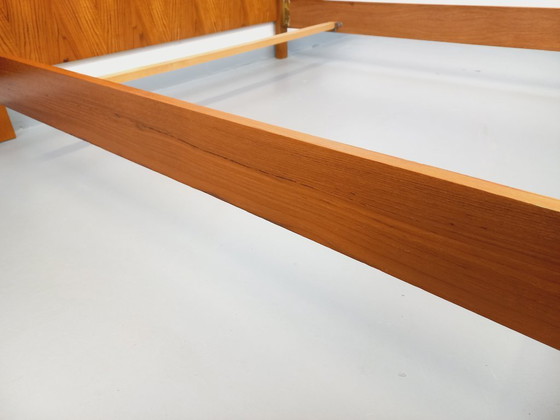 Image 1 of Vintage modernistisch tweepersoonsbed uit de jaren 60, gemaakt van teakhout en zwart metaal, met geïntegreerde nachtkastjes.