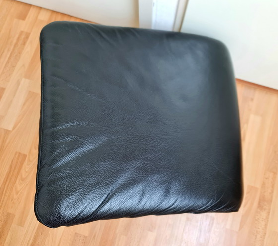 Image 1 of Puf reposapiés otomano Schillig de cuero negro