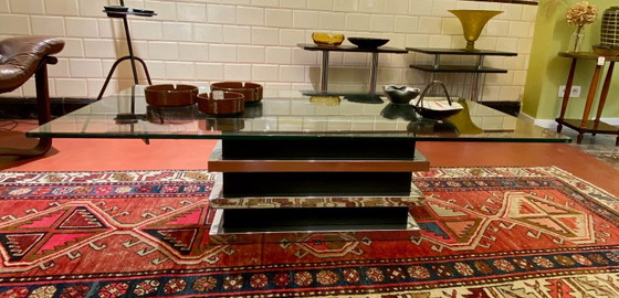 Vintage salontafel uit de jaren 70, verchroomd en zwart gelakt, met meerdere niveaus en een glazen blad. (photo 4 of 6)