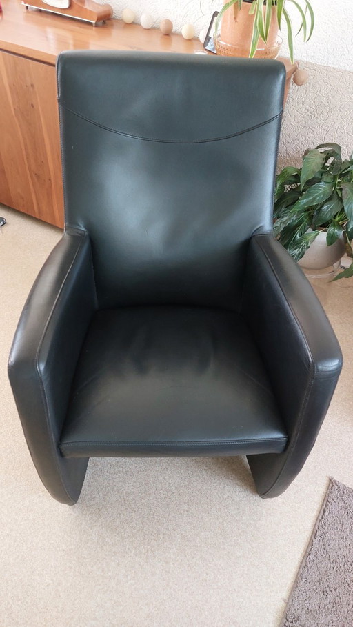 Elegant black leather Leolux armchair, model Lapita.