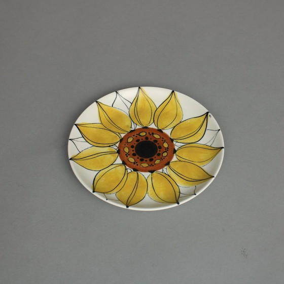 Image 1 of Hilkka-Liisa Ahola (1920-2009) aardewerken bord met "zonnebloem" decor, uitvoering Arabia / Finland 