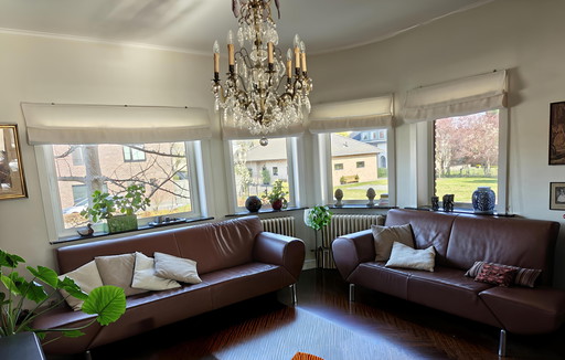 Salon Jori.  2 zit en 3 zit. De vier hoeken van de zetels kan men open leggen voor extra zitting Model Pacific 