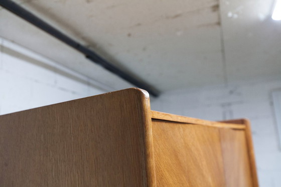 Image 1 of Armoire 1950 Mid-Century-Modern chêne en frisage 2 portes, 2 tiroirs, 4 étagères, 30cm de penderie et miroir 54x18cm