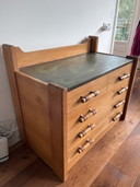 Commode met lederen details