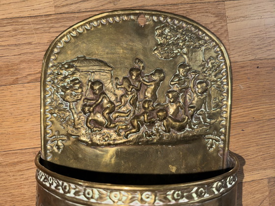 Image 1 of Antieke messing / koperen borstelhouder met barok reliëf (putti / engeltjes)