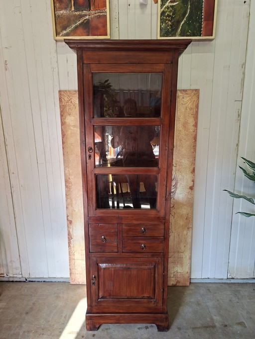 Koloniale teakhouten vitrinekast. servieskast, leuk te gebruiken als whiskeybar, wijnkast afm. 71x45cm en 205cm hoog.