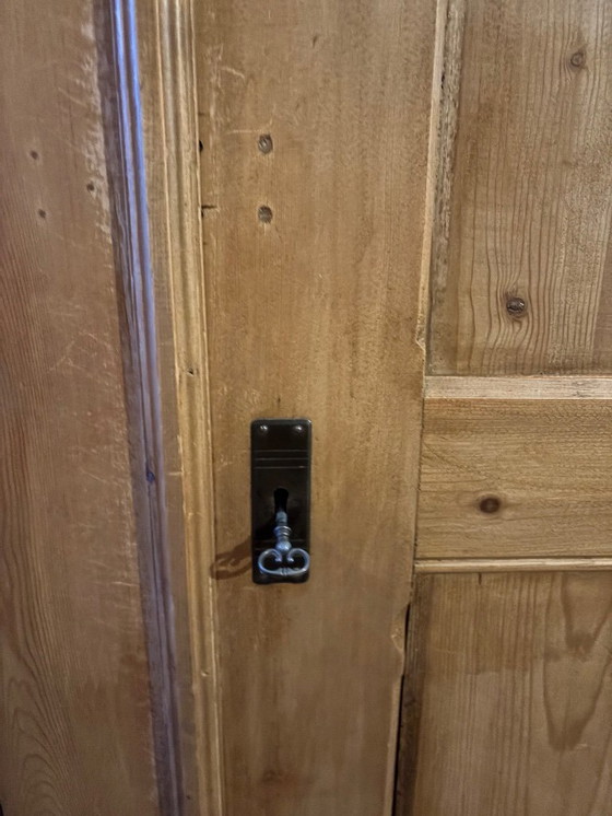 Image 1 of Antieke grenen kast