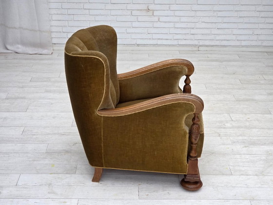 Image 1 of Fauteuil danois des années 1960, velours vert, bois de chêne massif sculpté.