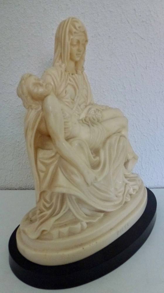 Image 1 of Escultura italiana "Pieta" de Gino Ruggeri sobre mármol.