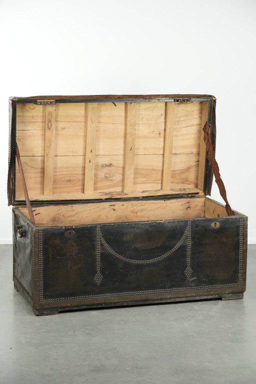 Characterful antique Chinese chest from the 19th century with a beautiful patina, finished with decorative (photo 2 of 14)