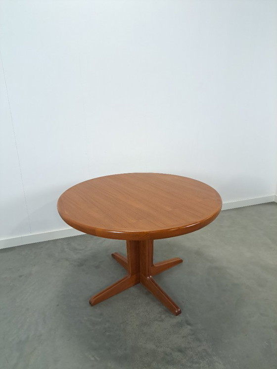 Image 1 of Table de salle à manger ronde en teck à rallonge design danois