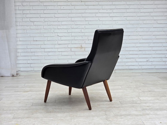 Image 1 of Deense fauteuil uit de jaren 70, zwart kunstleer, poten van teakhout.