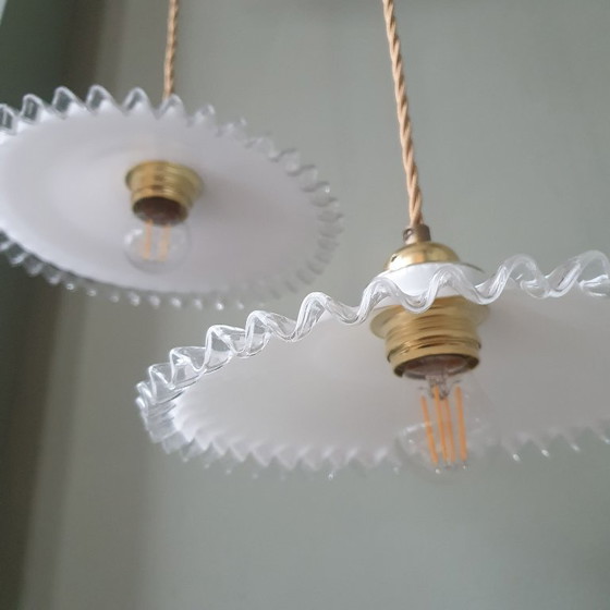 Image 1 of Set di 2 lampade a sospensione francesi in vetro opalino degli anni '30. Modello Piecrust.