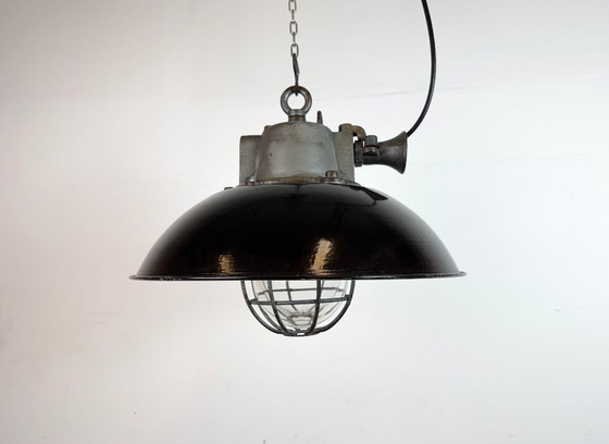 Image 1 of Industrielle Käfig-Hängelampe aus schwarzem Emaille und Gusseisen, 1960er