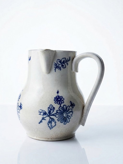 Jarra de loza fina con decoración azul, atribuida a Saint-Uze, siglo XIX.