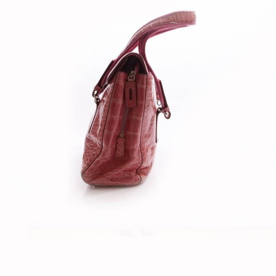 Image 1 of Borsa a tracolla Prada in pelle di coccodrillo rosa con dettagli in metallo argentato.