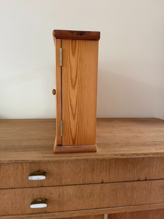 Image 1 of Bellissimo specchio e mobiletto vintage danese in legno di pino.