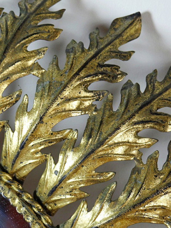 Image 1 of Gran espejo mural italiano con forma de sol radiante, de metal dorado, años 60-70.