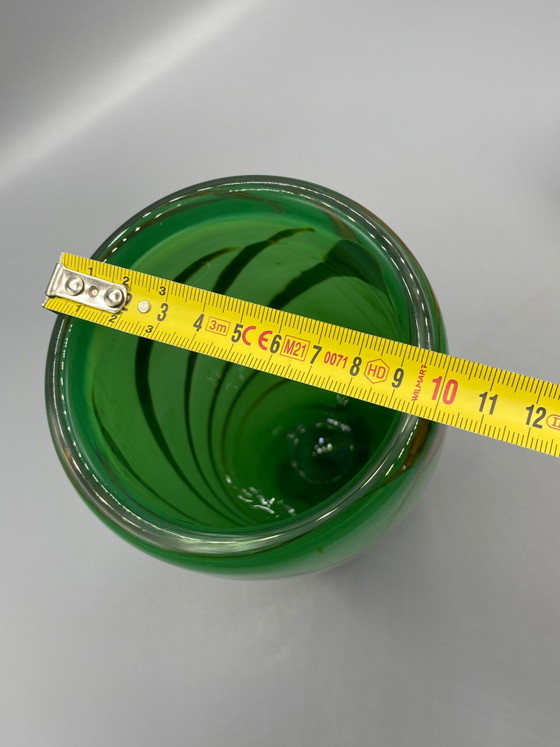 Smaragdgroene vaas van kunstglas – Amberkleurige wervelingen – circa – Glazen & Karaffen, 1960 (photo 6 of 7)