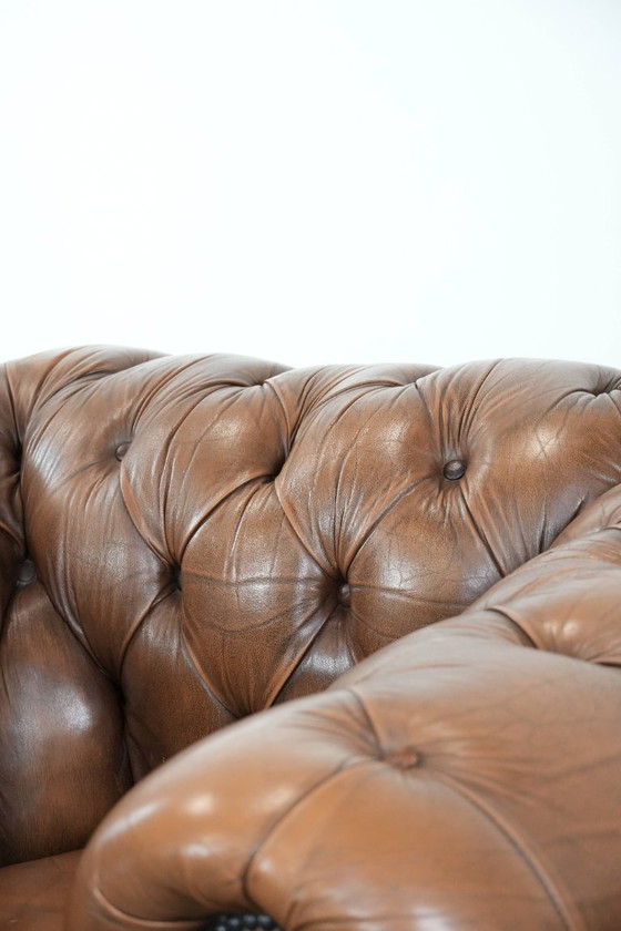 Image 1 of Poltrona Chesterfield marrone in pelle di mucca in stile inglese su ruote