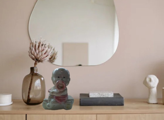 Image 1 of Lüsterware-Figur aus der Mitte des 20. Jahrhunderts – Baby auf Dreirad – Davis & Freeman (Japan/USA)