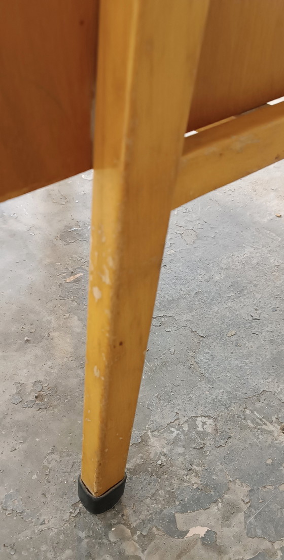 Image 1 of Scrivania vintage di piccole dimensioni, in legno e laminato.