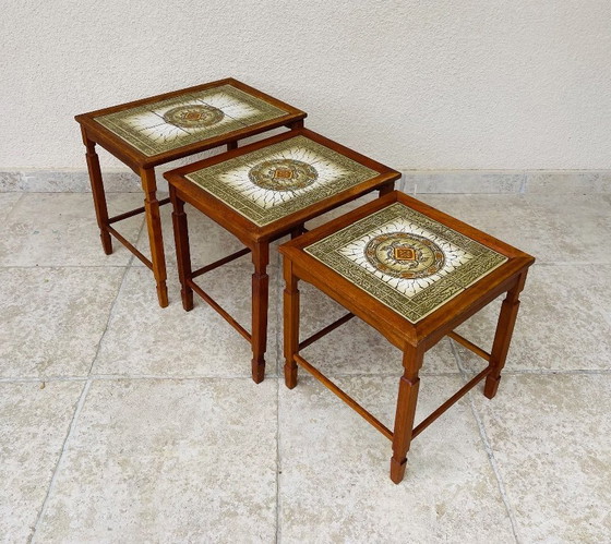 Image 1 of Set di 3 tavolini da caffè impilabili in teak e ceramica, Danimarca, 1960