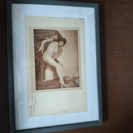 Image 1 of Originele Art Deco naaktfoto van J. Mandel uit Parijs – Authentieke vintage tijdschriftpagina – Ingelijst – 31 × 23 cm