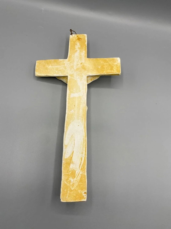Crocifisso da parete in biscotto - Cristo in rilievo - Croce effetto legno - Patina avorio e ocra - circa (photo 3 of 4)