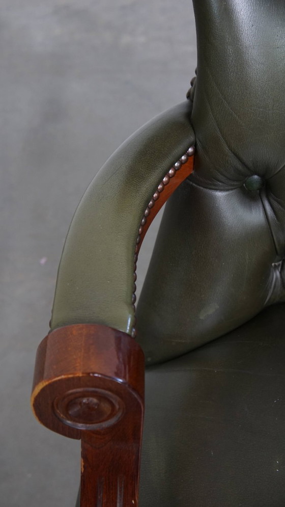 Image 1 of Sedia da ufficio chesterfield in pelle di vacchetta verde in stile inglese su rotelle