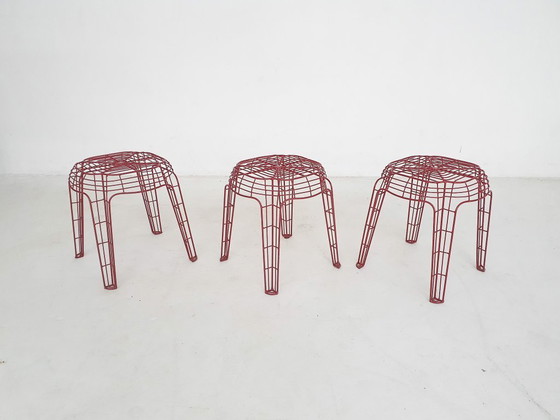 Image 1 of Set di tre sgabelli in filo metallico rosso