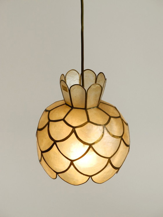 Image 1 of Zwei sehr elegante, atemberaubend schöne Pendelleuchten im Mid-Century-Modern-Stil aus Capiz-Muscheln