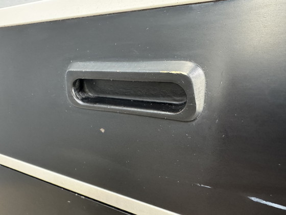 Image 1 of Vintage ladekast in zwart-wit contrast