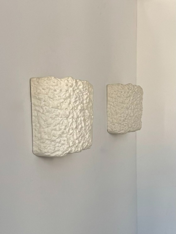 Coppia di applique da parete vintage in gesso liscio e finta pietra, Francia, 1970 – Stone (photo 5 of 6)