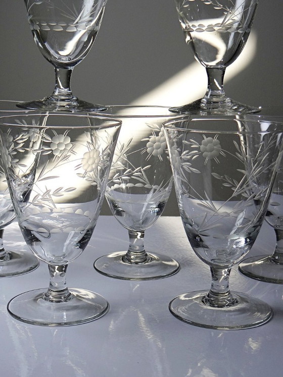 Image 1 of 8 verres à vin cristal gravé à la roue décor végétal, Bohême, début XXe