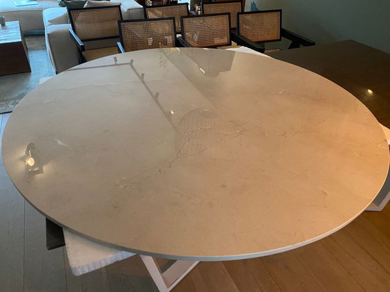 Image 1 of Ronde marmeren eettafel – Roman onderstel – 140 cm