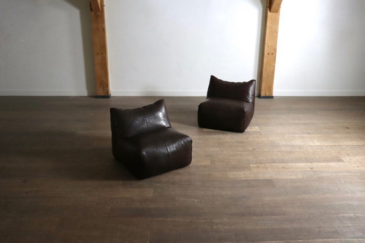 Par de sillones Le Bambole Lounge en piel de búfalo, diseñados por Mario Bellini para B&B Italia, década de 1970.