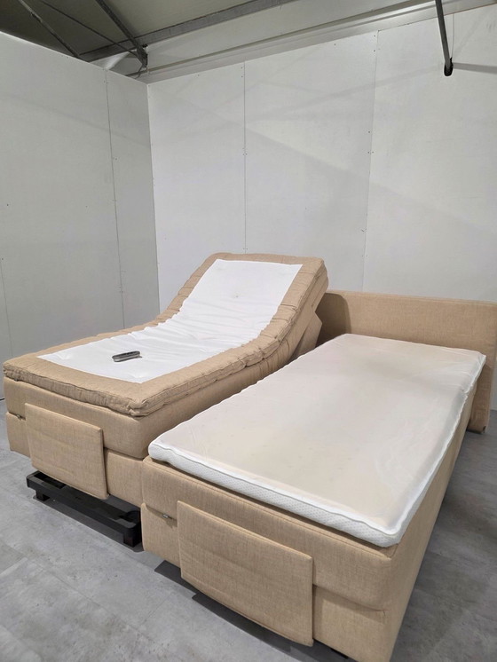 Image 1 of Auping Kiruna, Luxe Boxspring, volledig Electrisch , wireless bedieningen, 2-motorig, incl nette Auping matrassen +toppers