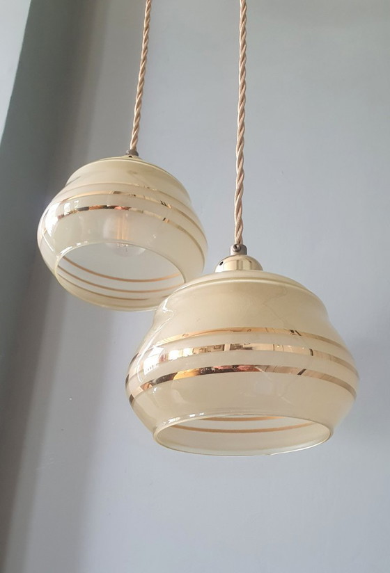 Image 1 of Set di lampade a sospensione vintage francesi in vetro con decorazioni dorate