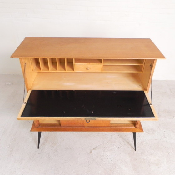 Image 1 of Secretaire met schuifdeuren op ranke poten, jaren 50