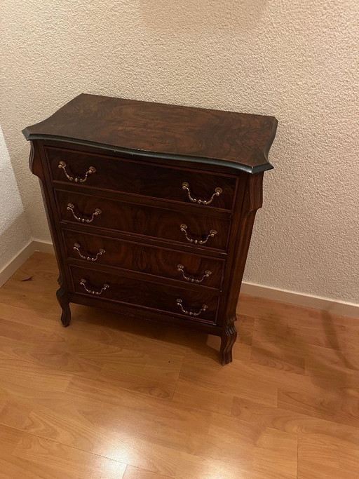 cómoda antigua de madera oscura