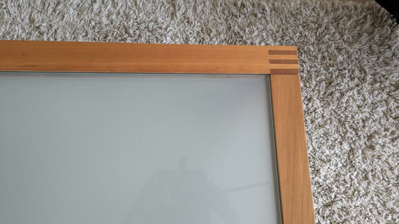 Image 1 of Table basse Arco en bois de cerisier rouge, élégante avec plateau en verre, datant de 1996.