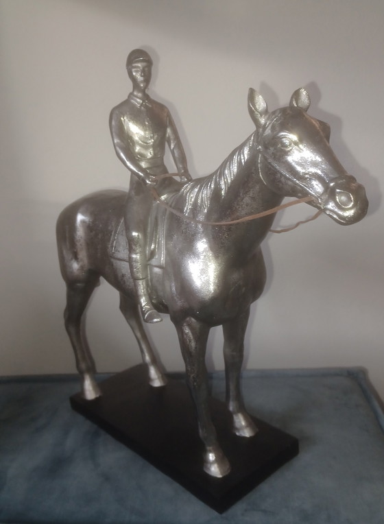 Image 1 of Grande statue décorative de jockey à cheval de couleur argentée