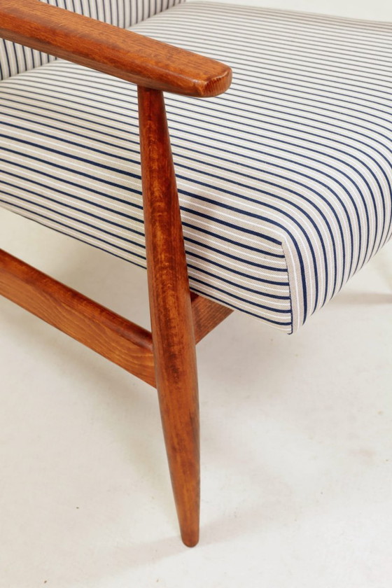 Image 1 of Poltrona in stile Mid-Century Modern con poggiapiedi in legno e tessuto di cotone a righe.