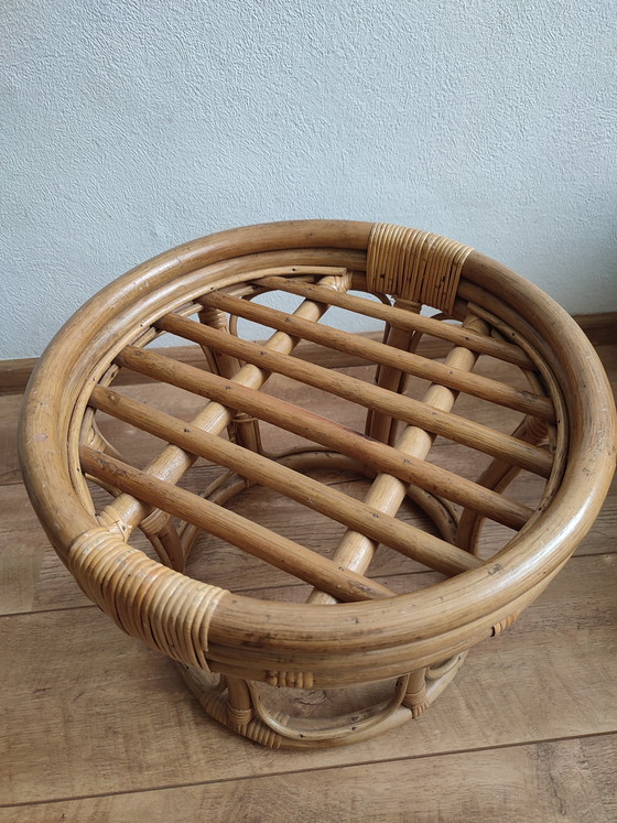 Image 1 of Taburete de ratán y bambú, mesa auxiliar, mesa pequeña