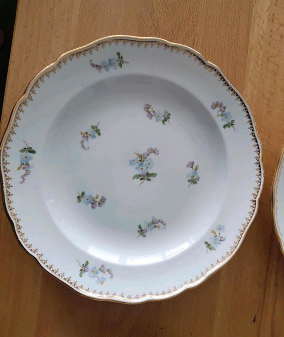 Image 1 of 4 vintage Meissen porseleinen taartschalen met bloemmotief en gouden rand.