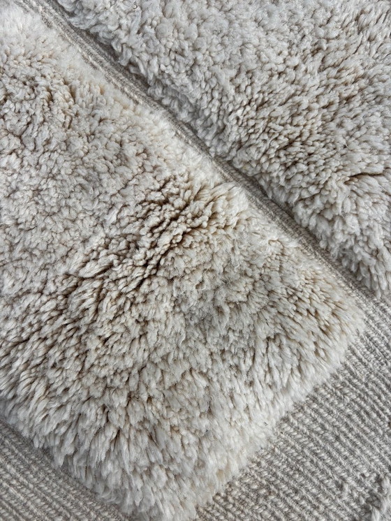 Image 1 of Handgemaakt Marokkaans Mrirt wollen tapijt 170x220 cm – Wit minimalistisch geometrisch ontwerp