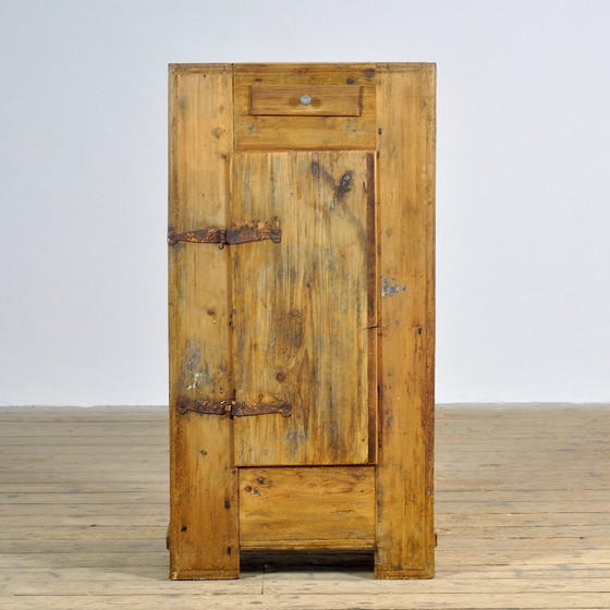 Rustikaler Kiefernschrank, um 1920 – Schränke, Iron, Wood (photo 2 of 11)